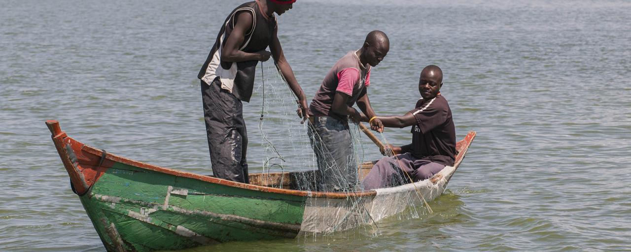 luo people kenya: fisherman at lake victoria