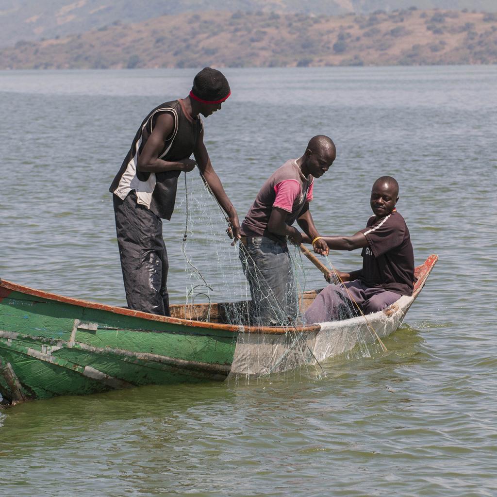 luo people kenya: fisherman at lake victoria