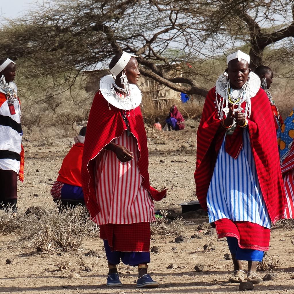 maasai women in kenya and tanzania with beautiful color